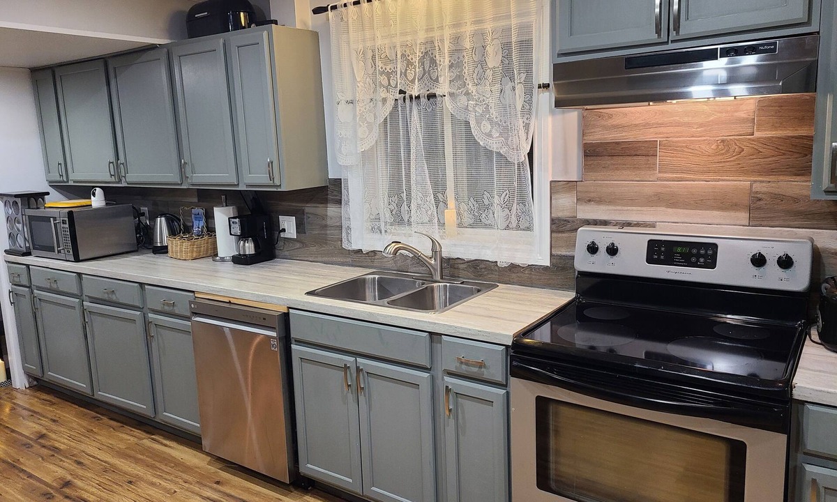 Howe Island Cottage | Couples Getaway 1000 Islands