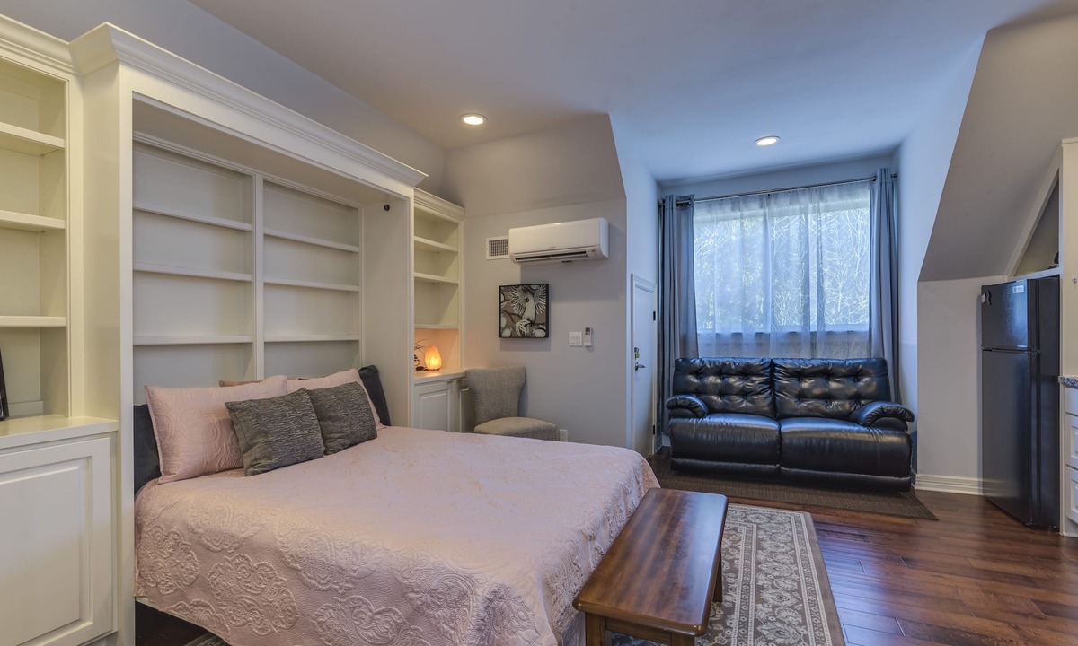 Buda Apartment | Couple’s Getaway Fast WiFi Private Entry to Studio Apartment Buda Private Pool