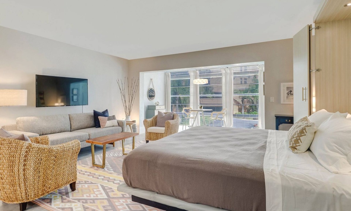 Pelican Bay Condo | Couples Hideaway | Close to Everything | Short Walk to Beach