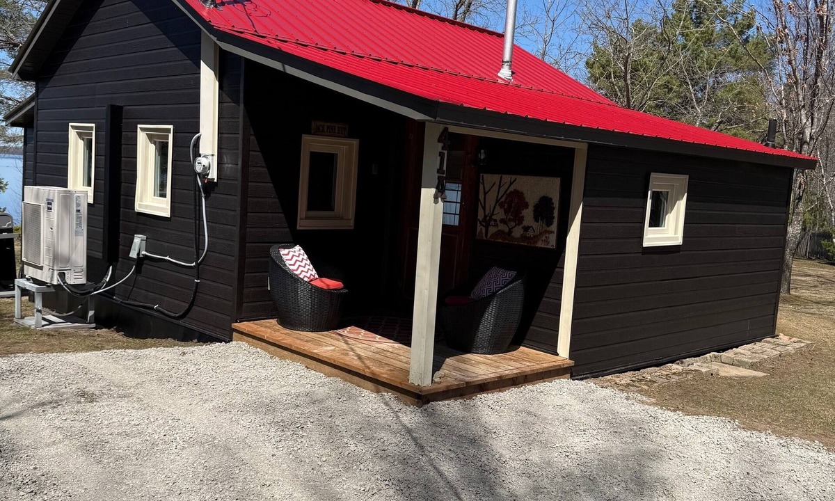 Westmeath Cottage | Couples Nature Retreat – Riverfront Stay with Expansive Private Yard & Hot Tub