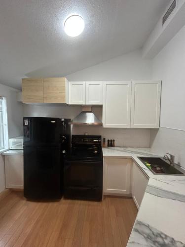 Knowlton Apartment | Couples pleasant Village getaway Queen Bed