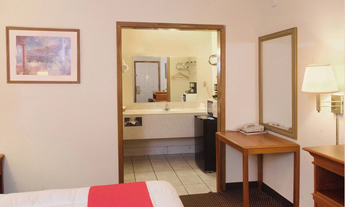 Guymon Hotel | Couple’s Retreat: 3 Rooms with Free Parking & Nearby Attractions!