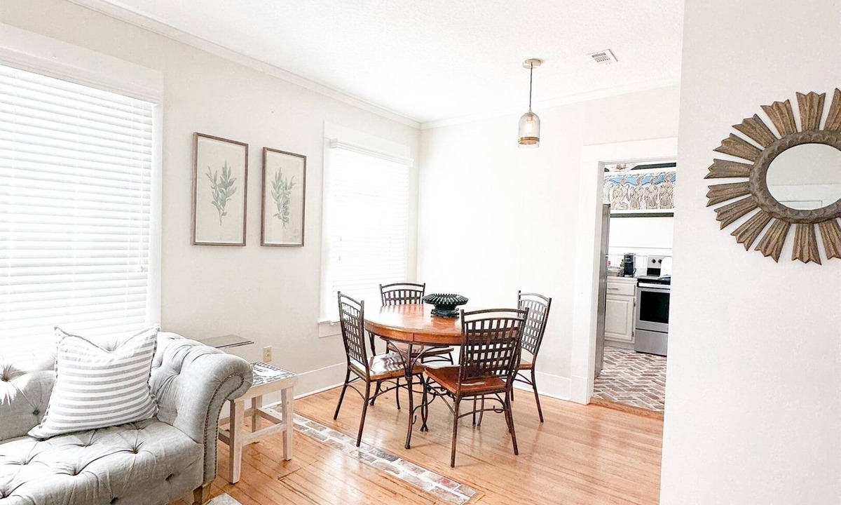 Laurel Apartment | Couples’ Retreat - Walk to Downtown - Pets Welcome
