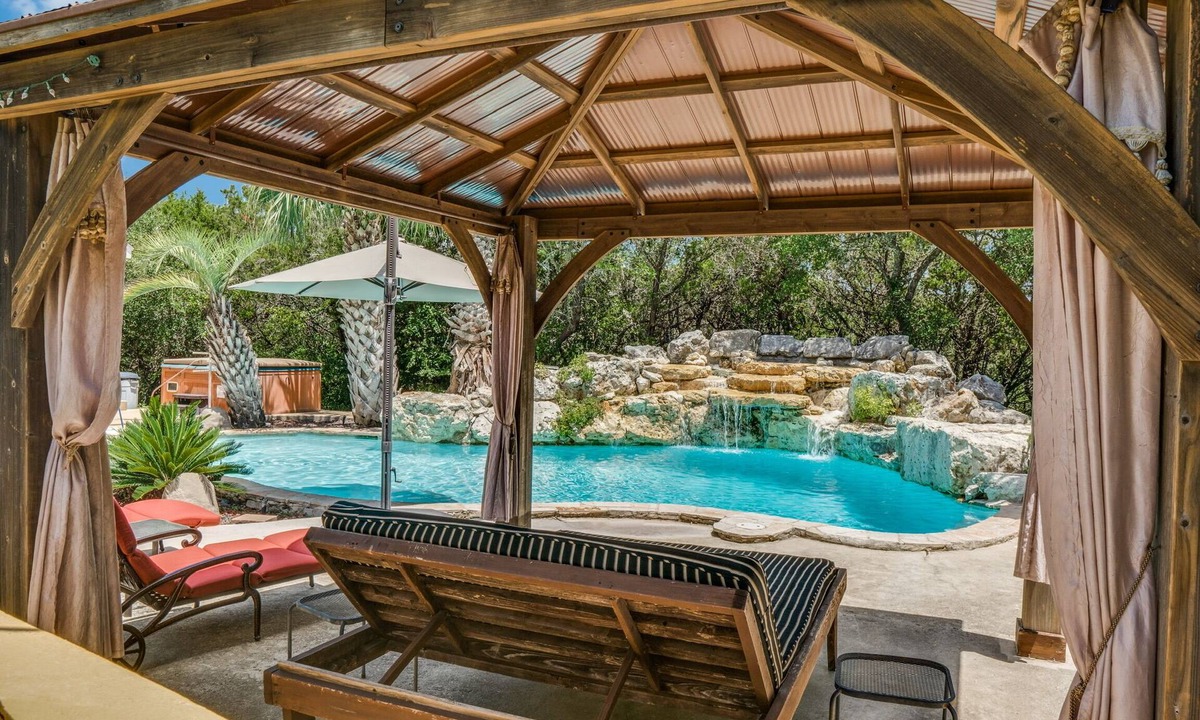 Helotes House | Couples Retreat with hot tub and steam room
