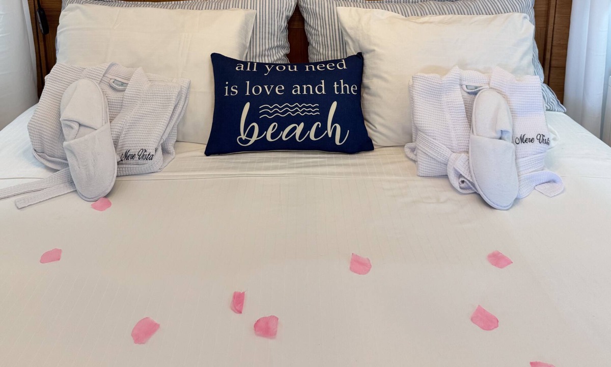 Myrtle Beach Condo | COUPLES ROMANTIC GETAWAY, OCEANFRONT, HIGH-END DECOR, ADJUST. KING, FREE PARKING