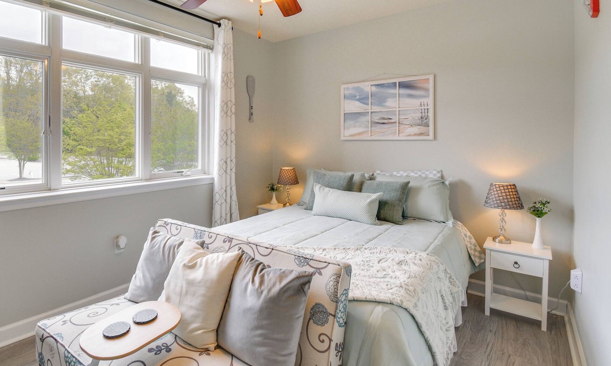 Huddleston Apartment | Couple’s Unit w/Community Perks on Smith Mtn Lake