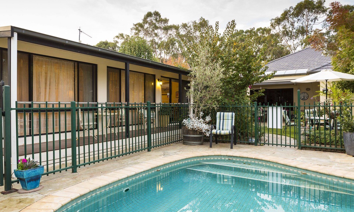 Euroa Bed & Breakfast | Courtside Cottage Bed & Breakfast