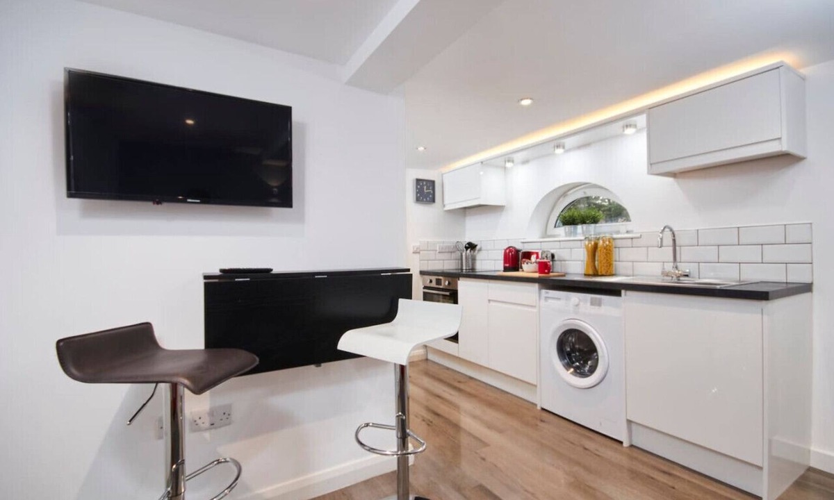 Kegworth Apartment | Courtyard Apt w/Free Gym & Pool Access – Near EMA