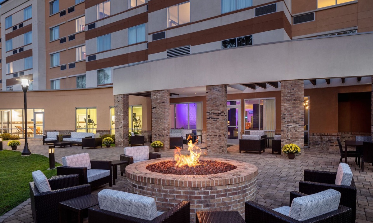 Charleston Hotel | Courtyard by Marriott Charleston Downtown/Civic Center
