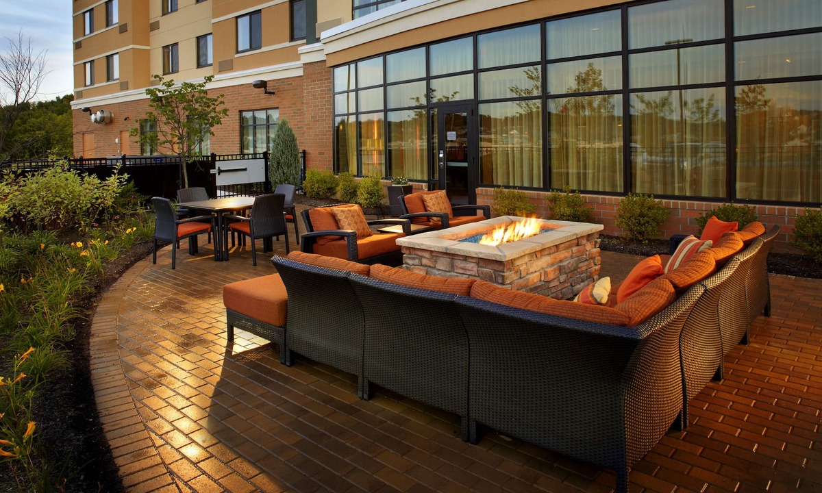 Strabane Hotel | Courtyard by Marriott Pittsburgh Washington/Meadow Lands