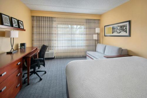 Mount Laurel Hotel | Courtyard by Marriott Mt. Laurel