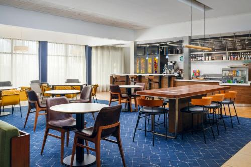 Crosswoods Hotel | Courtyard Columbus Worthington