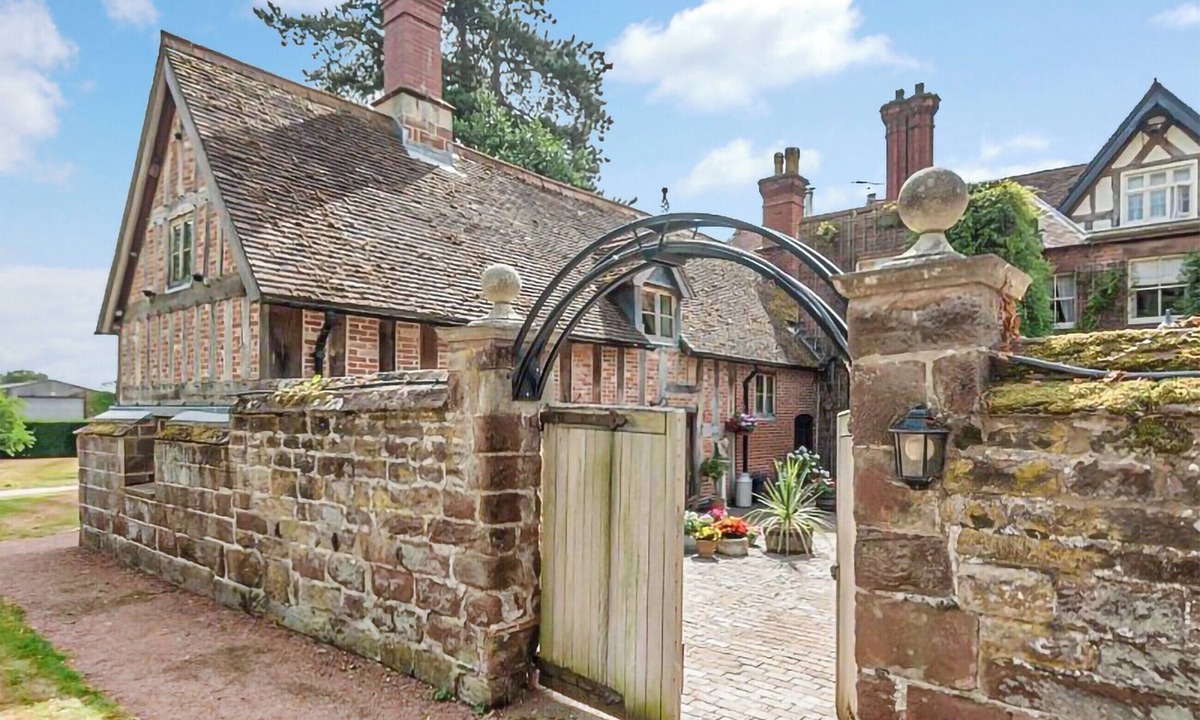 High Ercall Cottage | Courtyard Cottage - UK47218