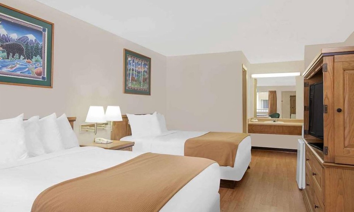 Crockett Hotel | Courtyard Hotel & Event Center