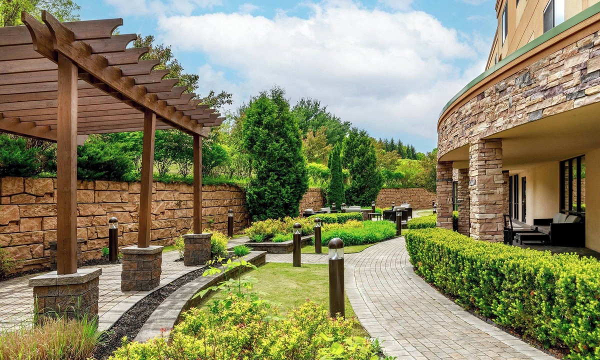 Oneonta Hotel | Courtyard Oneonta