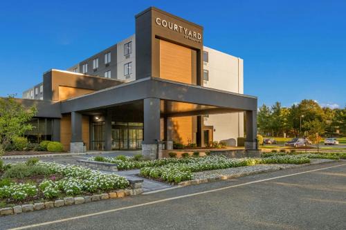 Mount Arlington Hotel | Courtyard Rockaway-Mount Arlington