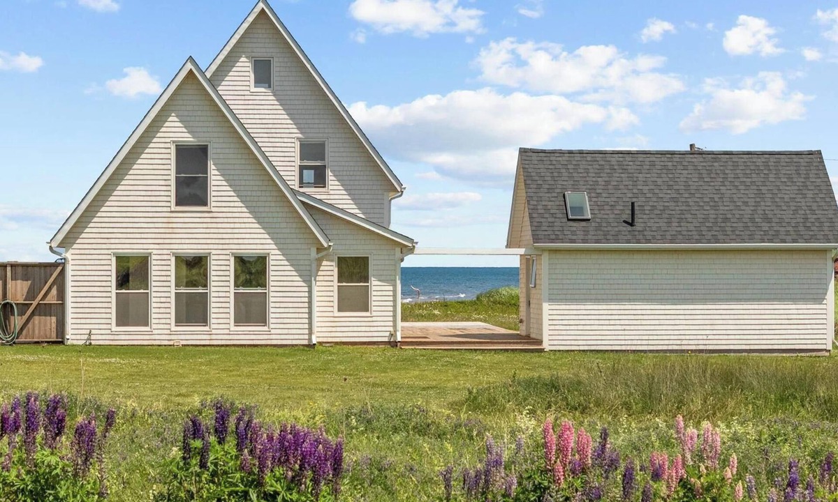 French River House | Cousins Shore Beach House - Oceanfront Cottage w/bunkie