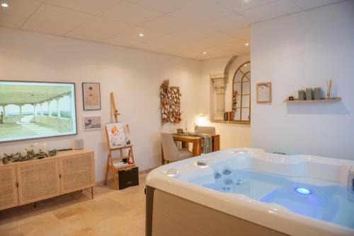 Vezins Bed & Breakfast | Couvent des Cordelières option spa