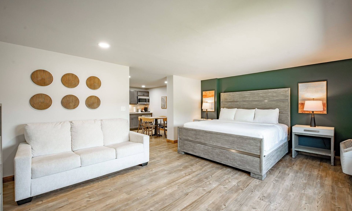 Thayerville Hotel | Cove Creek Lodge: 102 Poolside Executive King Suite