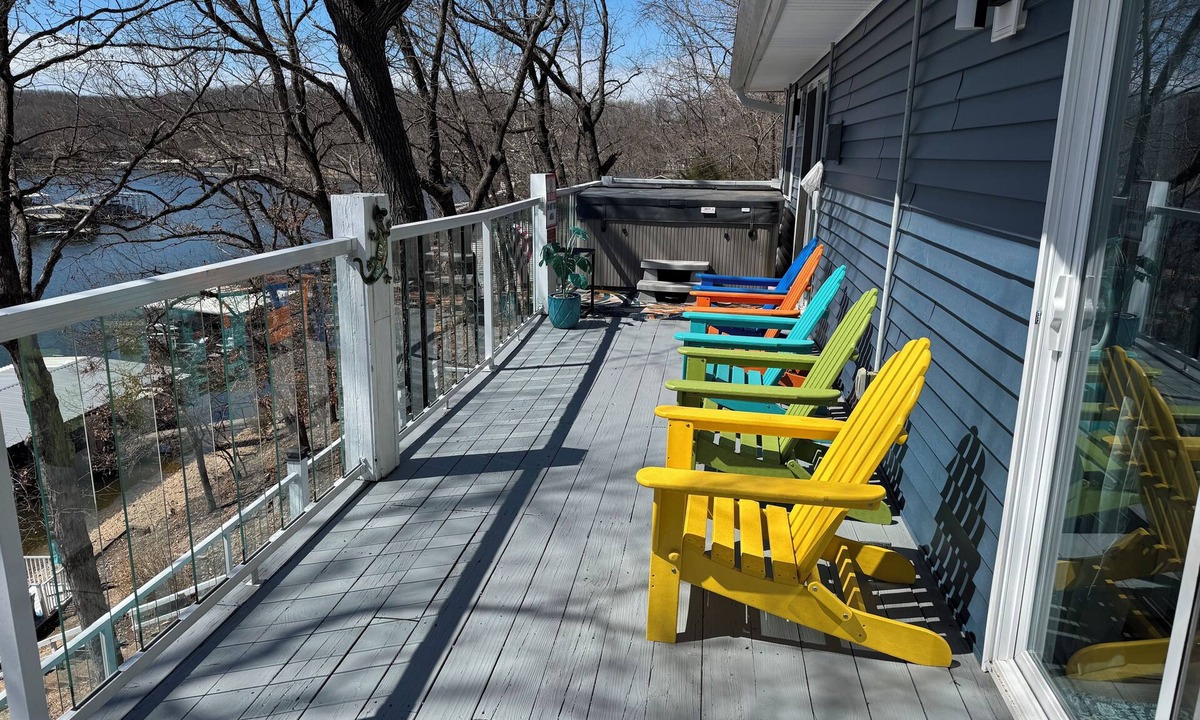 Lake Ozark House | COVE RETREAT LAKEFRONT HOT TUB OUTSIDE BAR PRV DOCK LOCATION FIRE PIT & MORE!
