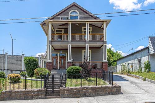 Knoxville House | Covenant Park 3 Min - Old City 5 Min - Sleeps 16
