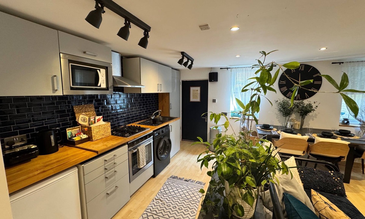 Holbrooks Cottage | Coventry Cozy Cottage