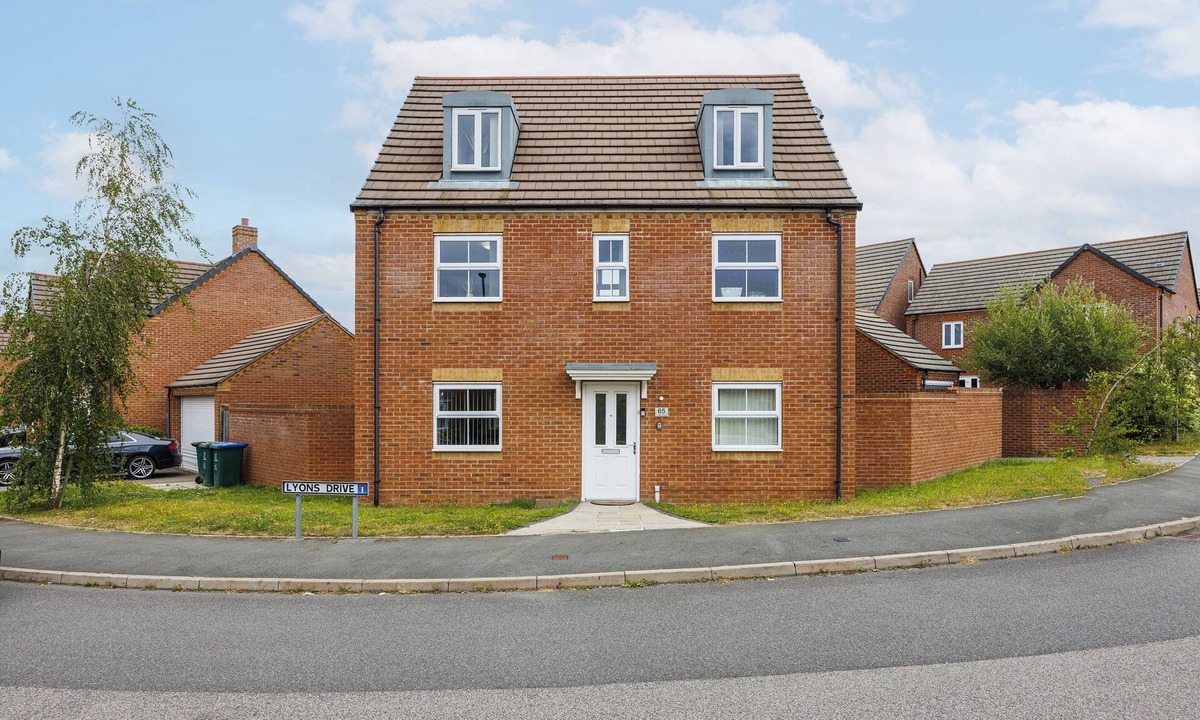 Tatenhill House | Coventry House for the Larger Group with Parking