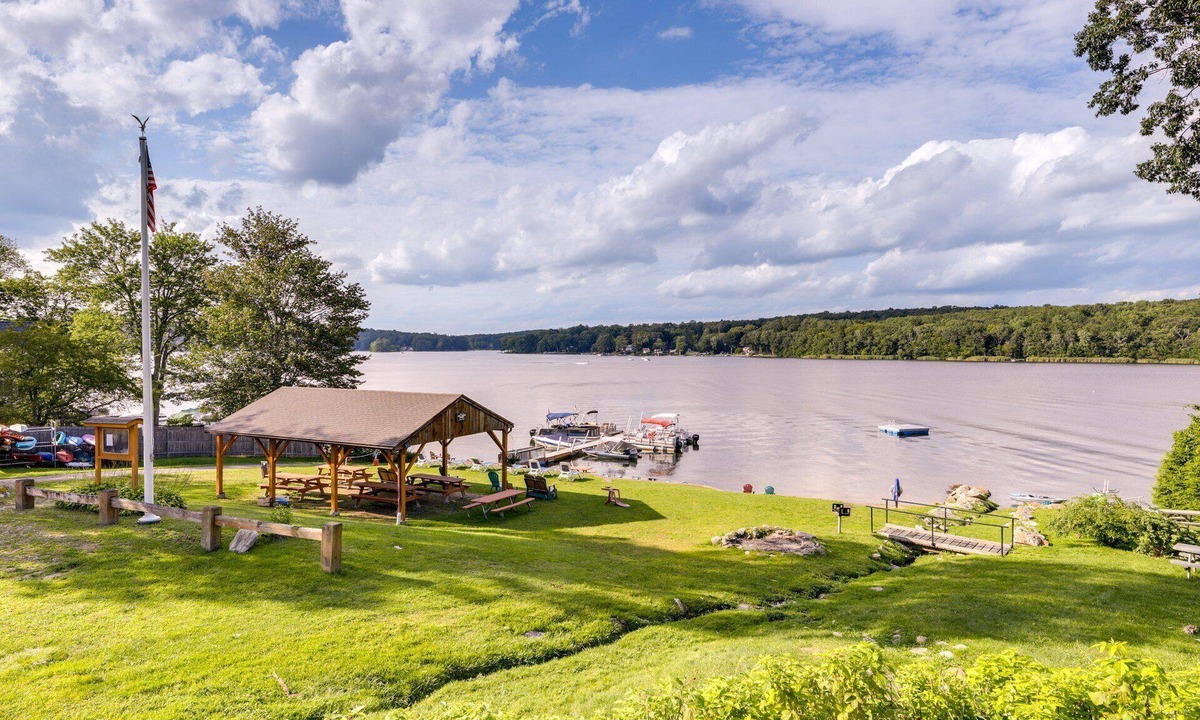 Coventry Lake Apartment | Coventry Lake Studio in a Lake Community