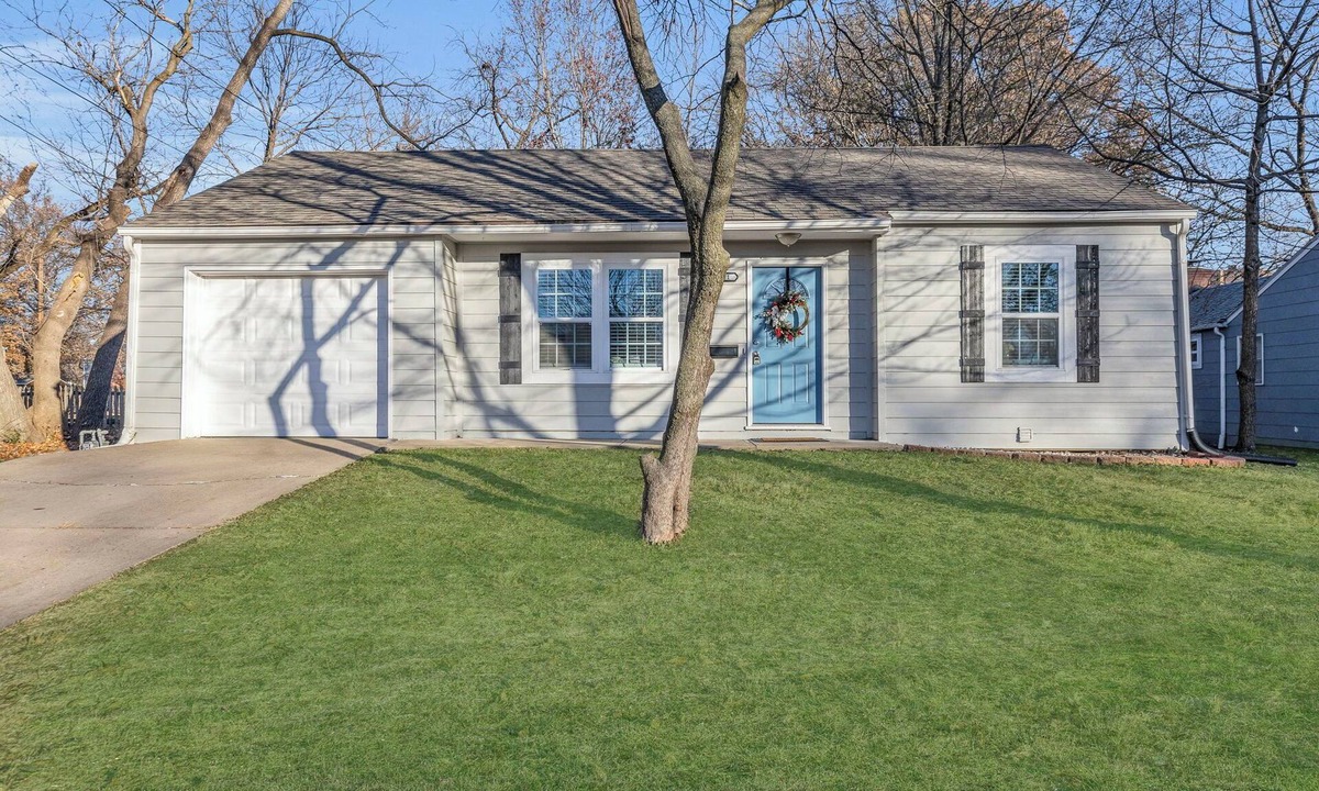 Overland Park House | Covered patio, finished basement, amazing location