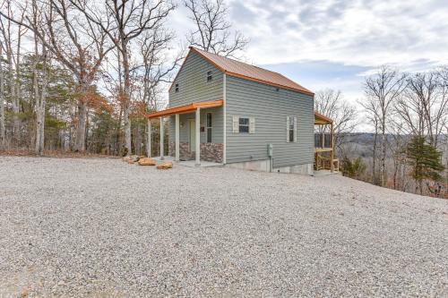 Richland House | Covered Porch & Fire Pit: Cabin in Richland