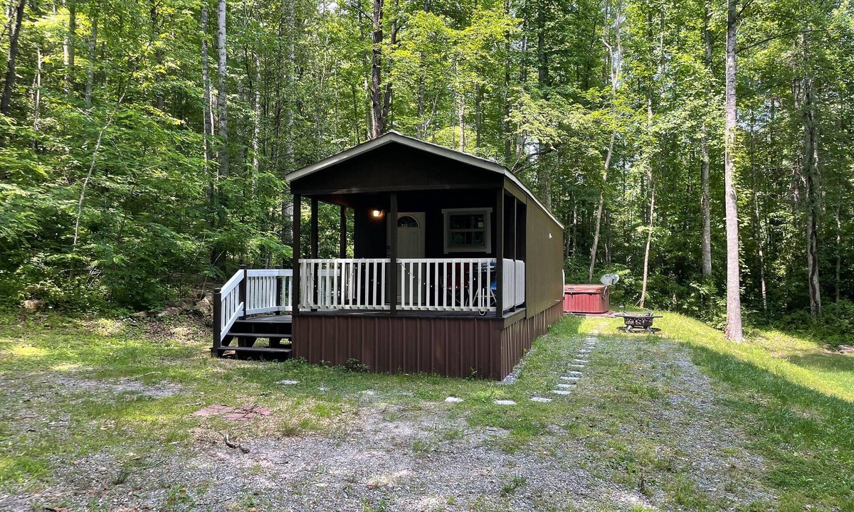 Cherokee Cabin | Covered Porch - Fire Pit - Charcoal Grill