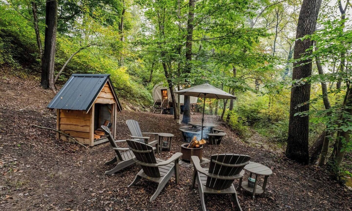 Strasburg Apartment | Covered Wagon along the Creek