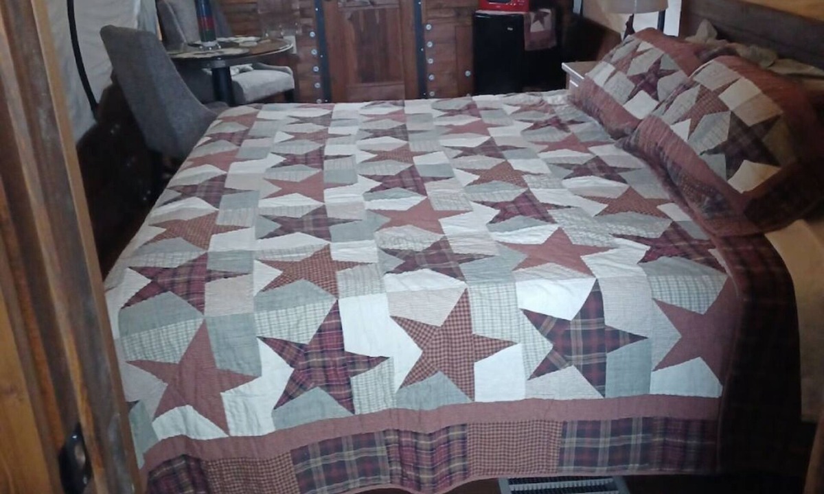 Putnam Hall Apartment | COVERED WAGON ANIMAL EXP. FOR 2 UNIQUE & COMFY