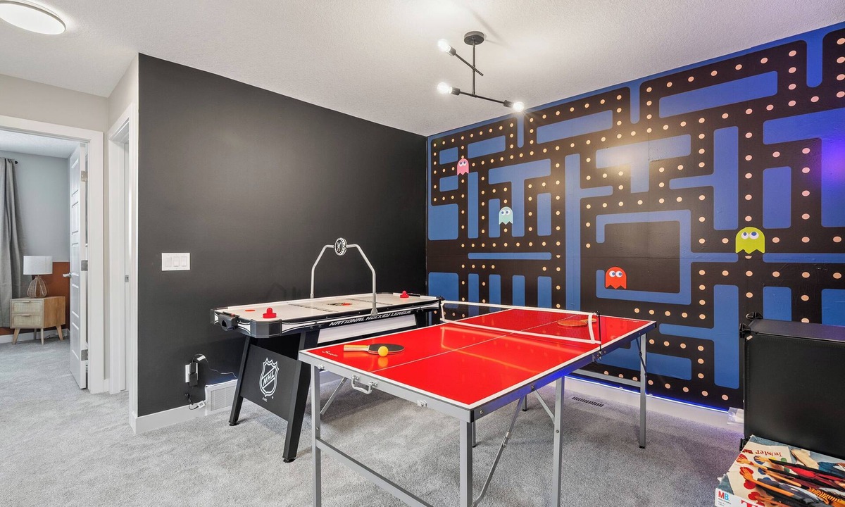 Calgary House | Cowboy Chalet SE, AC, Games, King Bed, 20 min to Down Town