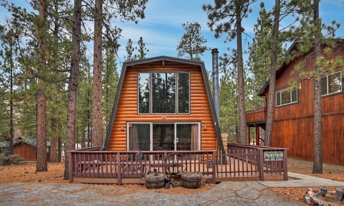 Fox Farm Cabin | Cowboy Chic by Destination Big Bear : Pool Table! Outdoor Hot Tub! Wood Burning Fireplace! WiFi! Cable! BBQ! Large Yard!