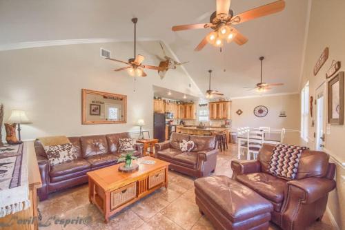 New Braunfels House | Cowboy Lodge RR94404 #4