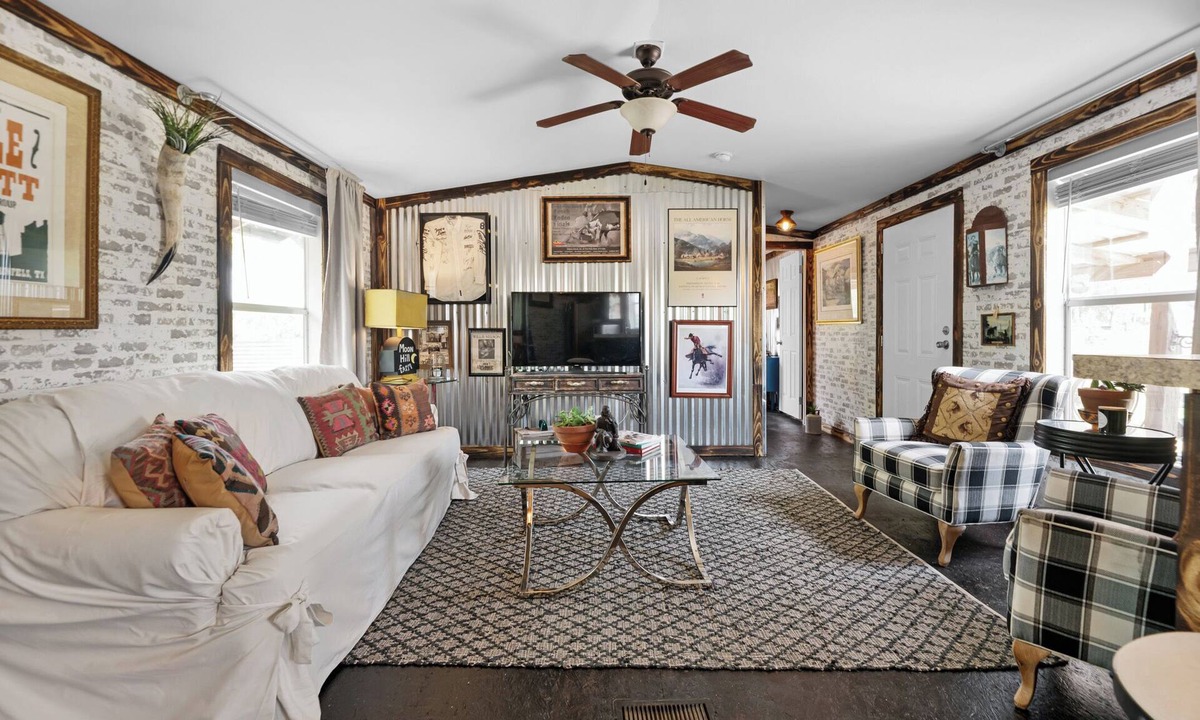 Seguin House | Cowboy Palace on Moonhill Farm - 2 bed - 2 bath, w/full kitchen