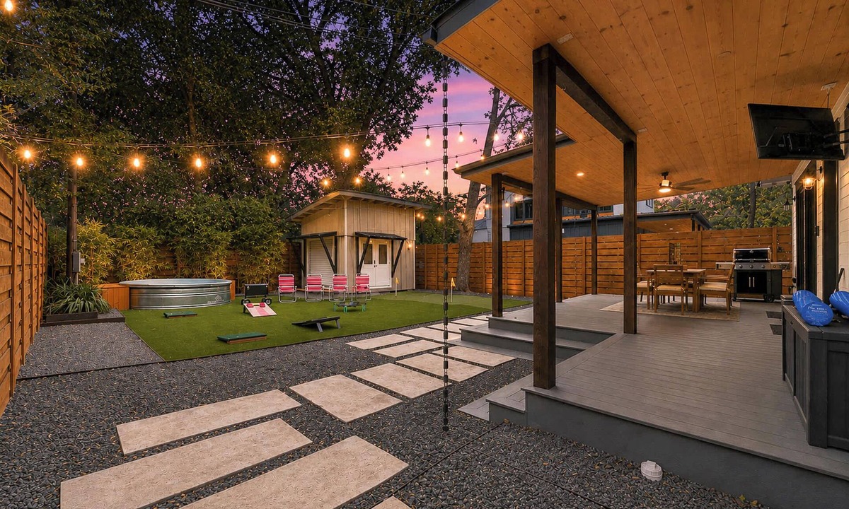 Holly House | Cowboy Pool, Putting Green - East Austin Oasis
