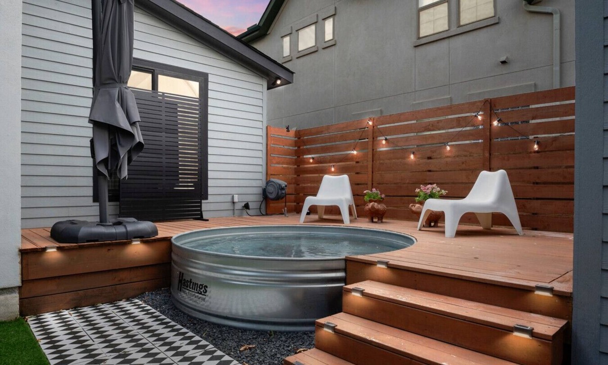 Georgetown House | Cowboy Pool + Walk to Square | Sleeps 8