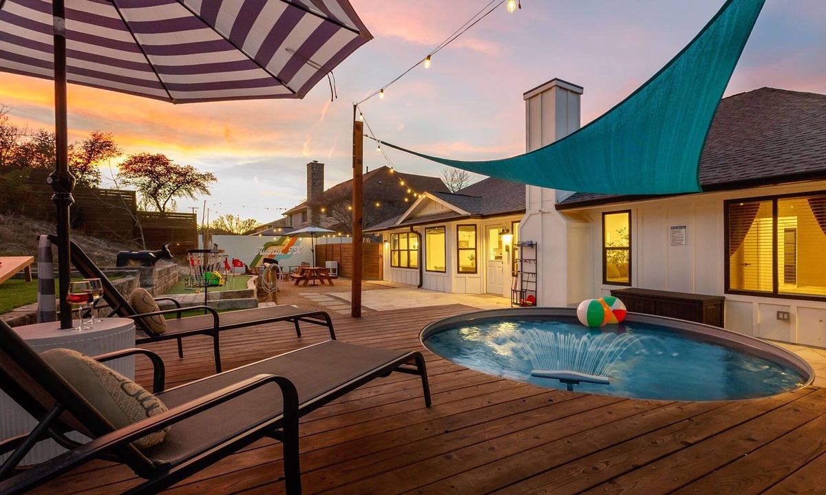 West Oak Hill House | Cowboy Ridge - Luxe & Serene Gem: Heated Pool - Games - Fire Pits - Sleeps 12