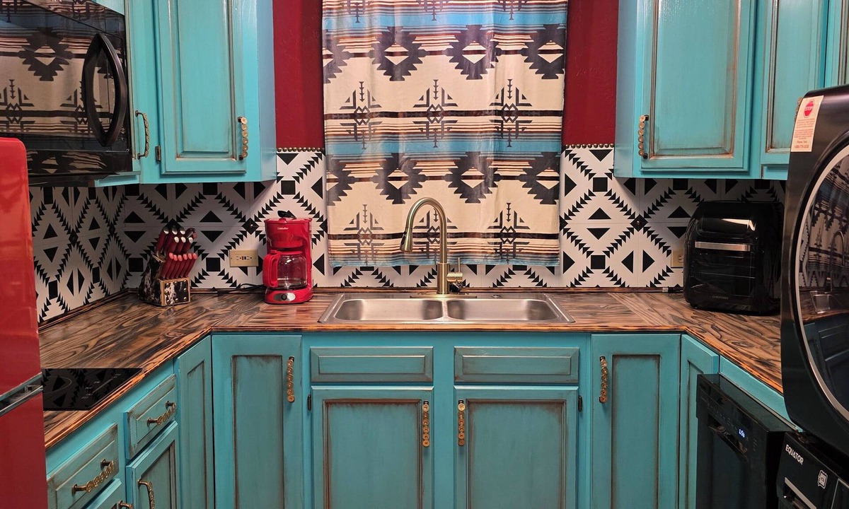 Blackwell House | Cowboy-Themed Howdy House 2 Bedroom w/Saloon & Pool Table