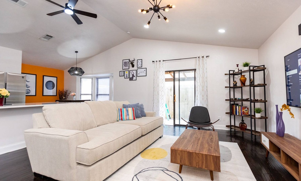 Fossil Creek House | Cowtown Comfort: Pet Friendly Retreat, Gated Yard