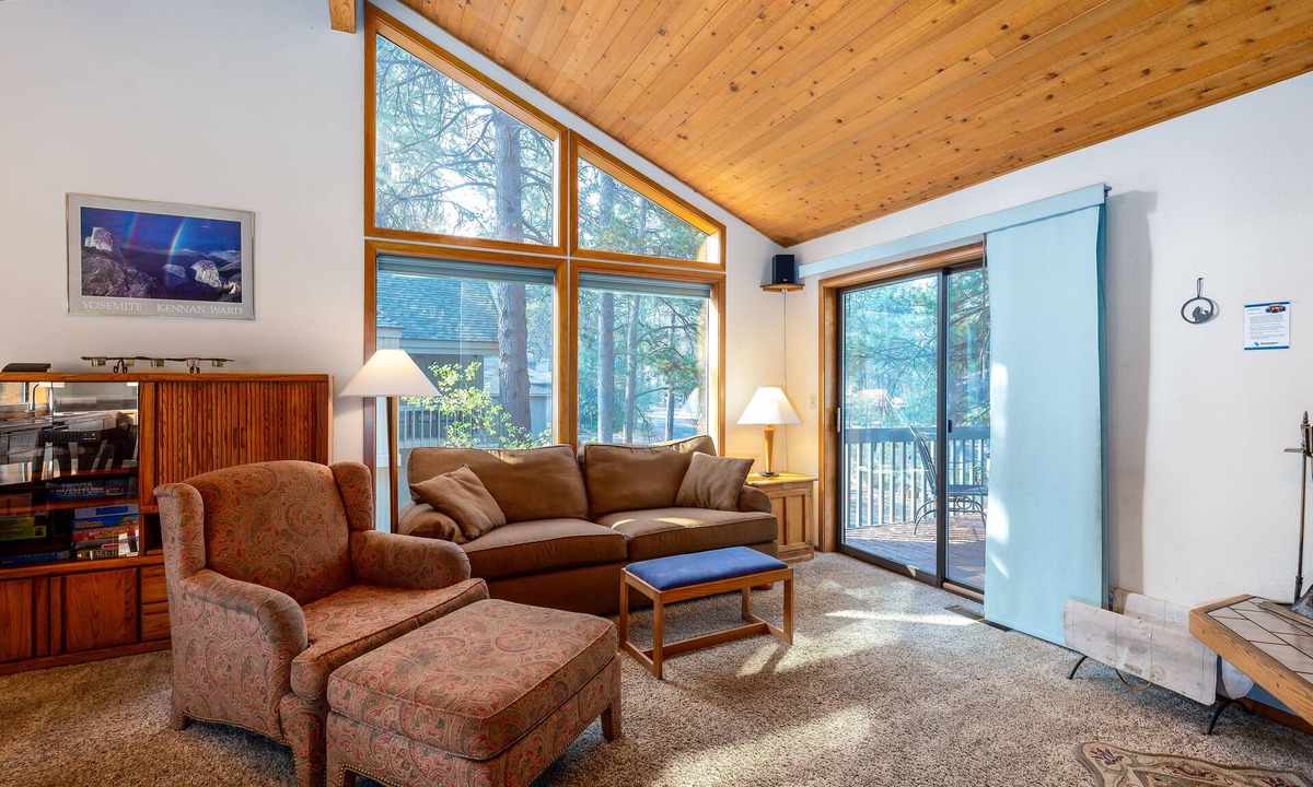 Sunriver House | COYO02 - Close to Village, Hot Tub, Wood Fireplace, TV, Bikes