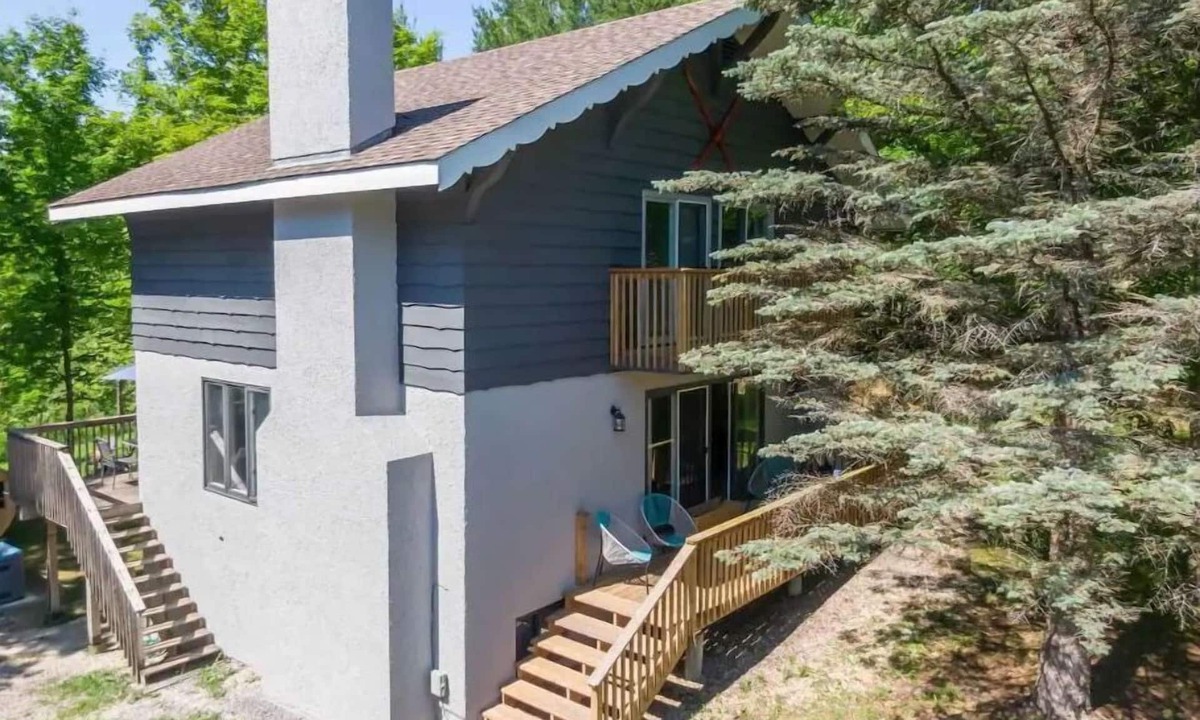 Kimberley Ski Chalet | Coziest Fall Getaway: Hot Tub, Sauna, Firepit, Skiing- Beaver Valley Ski: 10 Min