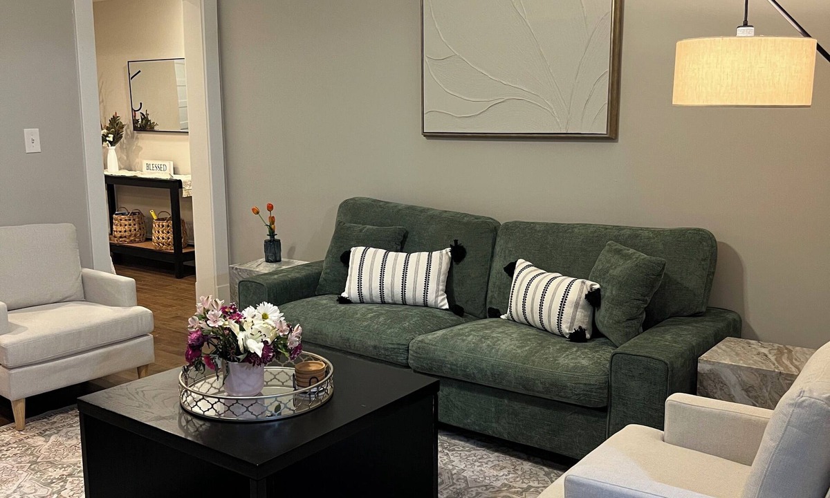 Central West End Apartment | Coziness in CWE-Near shops, food, Uni & hospitals +