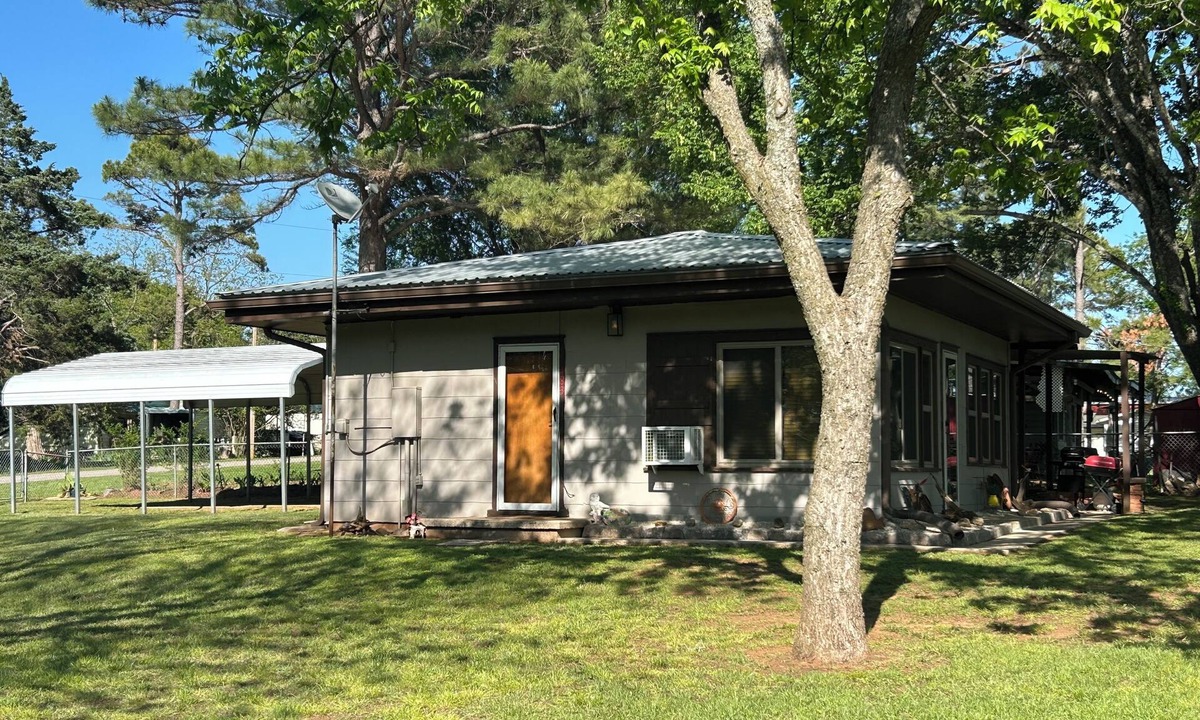 Kingston House | Cozy 1 bed/1 bath home in Kingston, OK. Close to the lake with RV hook-ups