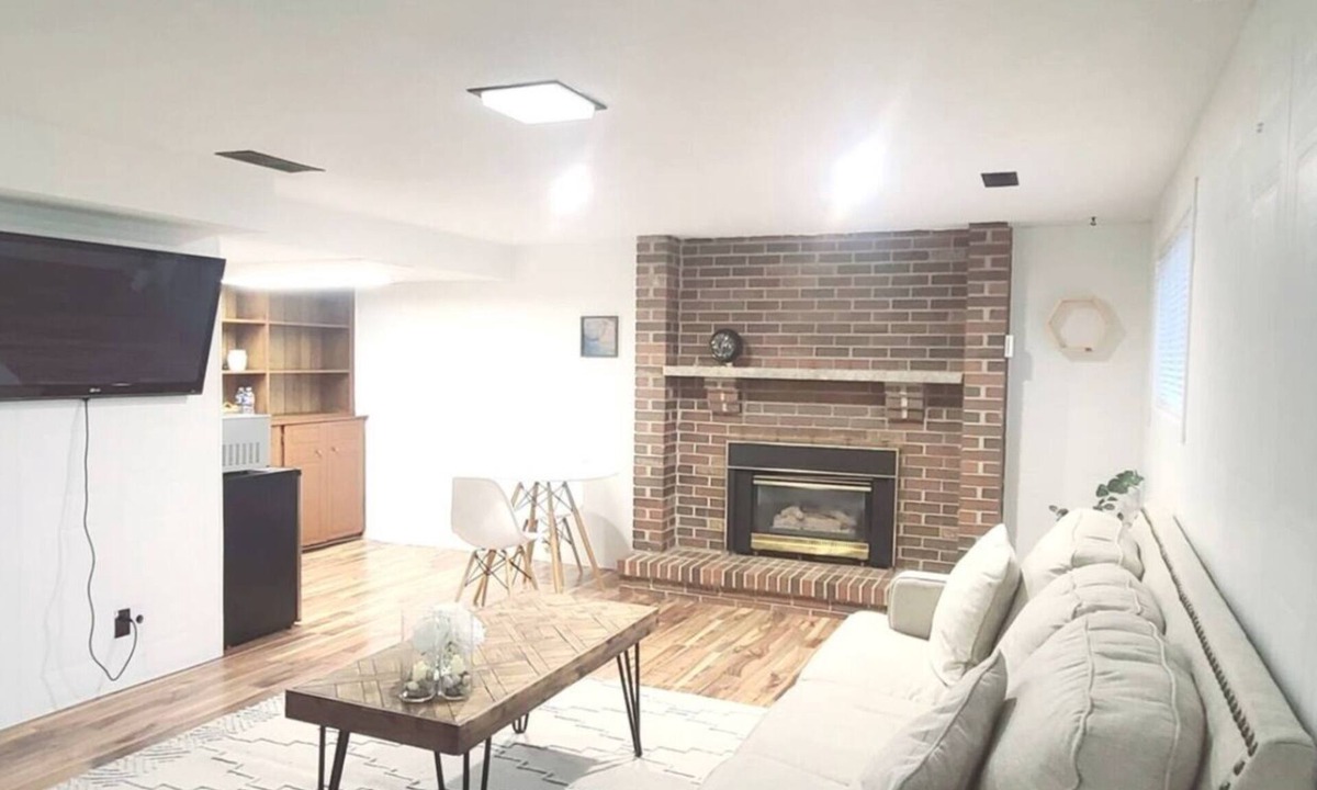 Woodslee House | Cozy 1 Bed Basement Studio Apt 10 min to downtown and riverside