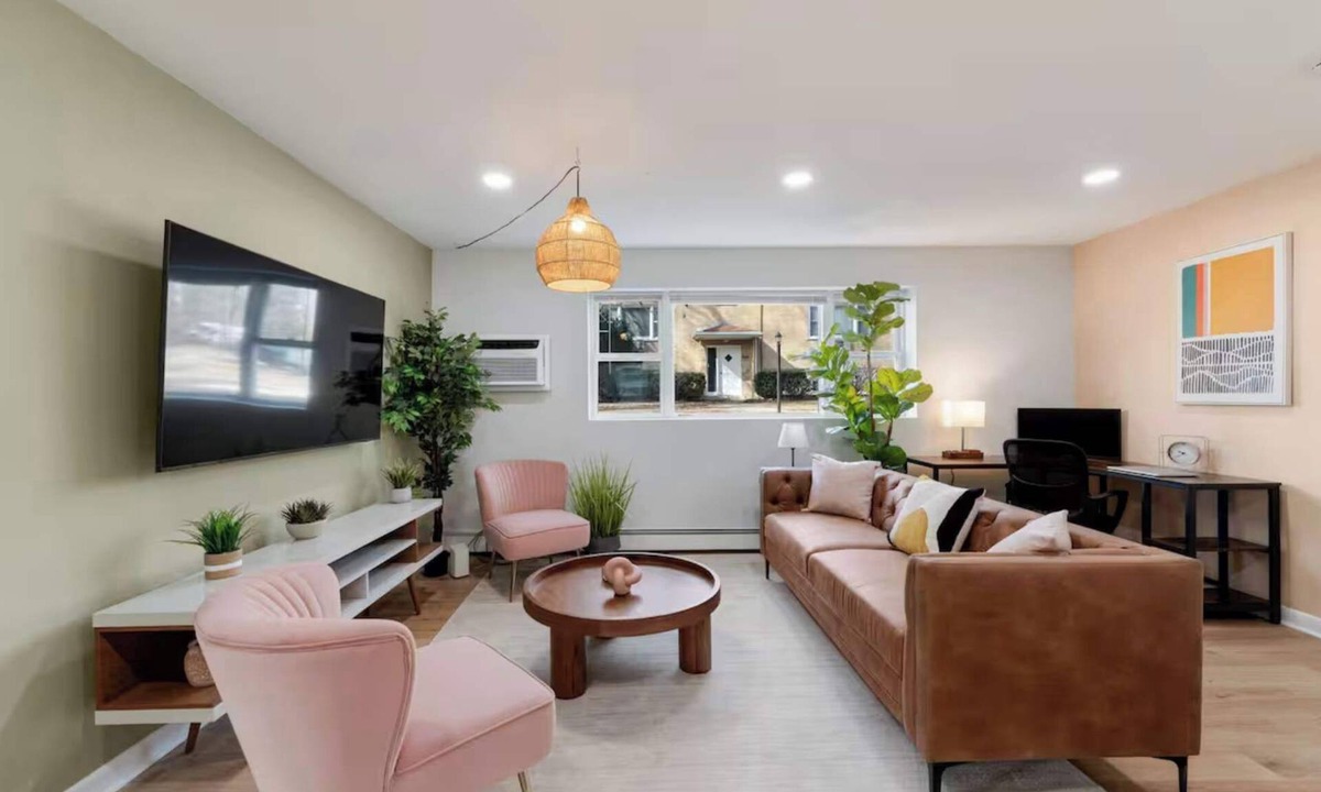 Lombard Apartment | Cozy 1 Bedroom, 1 Reserved Parking, Workdesk