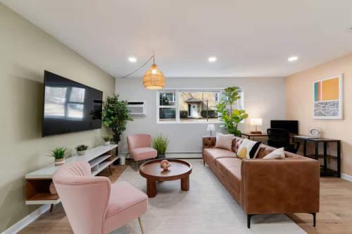 Lombard Apartment | Cozy 1 Bedroom 1 Reserved Parking Workdesk