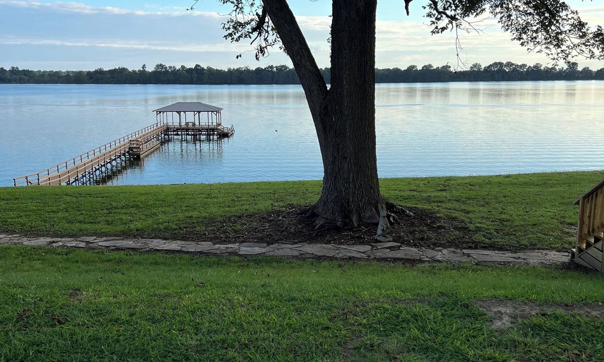 Sondheimer House | Cozy 1 bedroom, 2 queen beds with sofa couch lakefront nEagle Lake Getaway